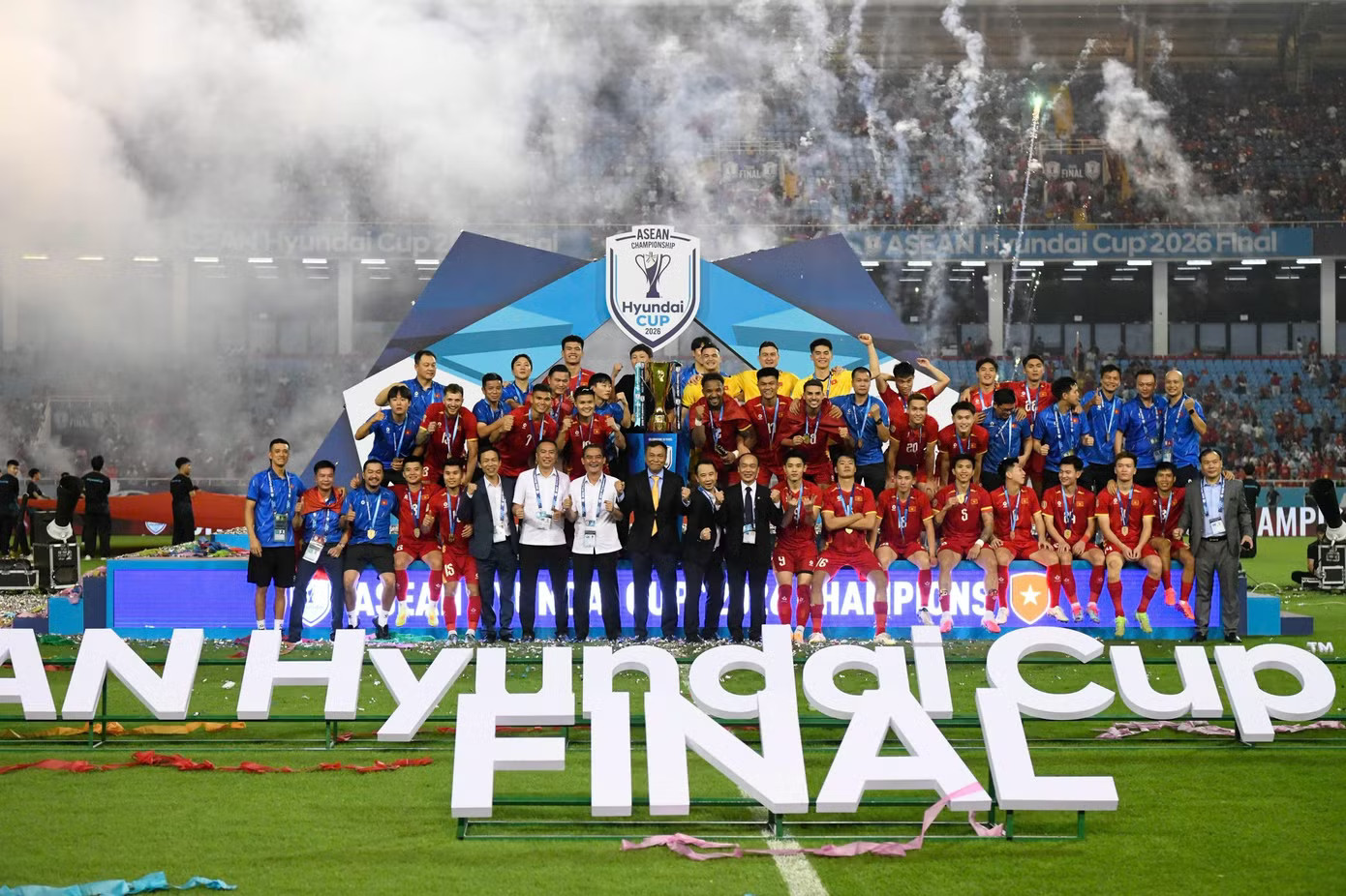 Khoảnh khắc nâng cúp vô địch của đội tuyển. AFC nói gì khi Thái Lan ghi cả 4 bàn nhưng thua Việt Nam? - Ảnh 2.