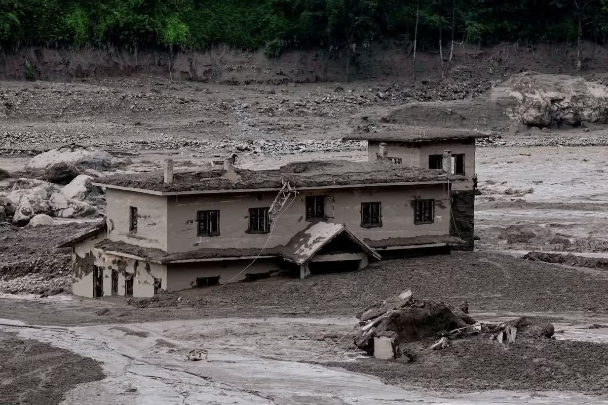 Lũ quét ở biên giới Nepal - Trung Quốc: Hy vọng tìm thấy người sống sót mờ dần - Ảnh 1.