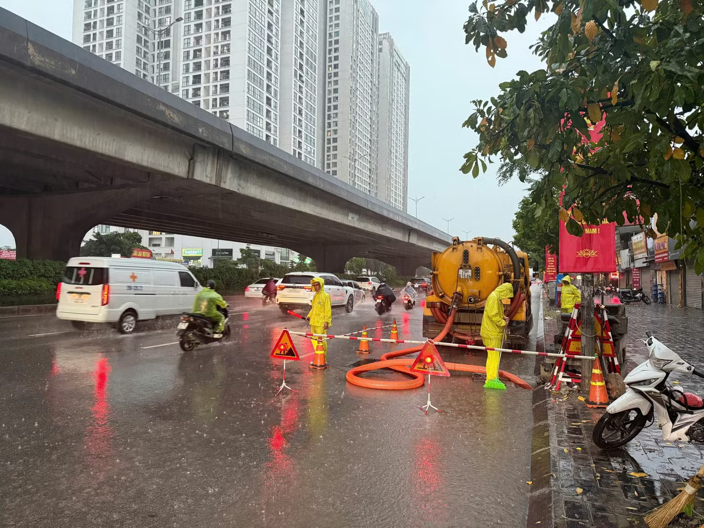 Hà Nội thông tin về các điểm úng ngập sau trận mưa lớn - Ảnh 1.