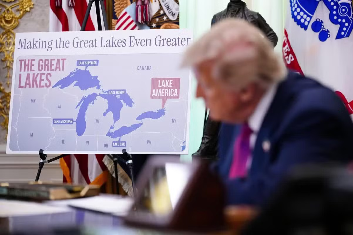 Bản đồ Ngũ Đại Hồ được Tổng thống Mỹ Trump giới thiệu hôm 27/8. (Ảnh: Getty Images) Mỹ đổi tên Hồ Ontario thành 'Hồ America', Canada tuyên bố không công nhận - Ảnh 1.