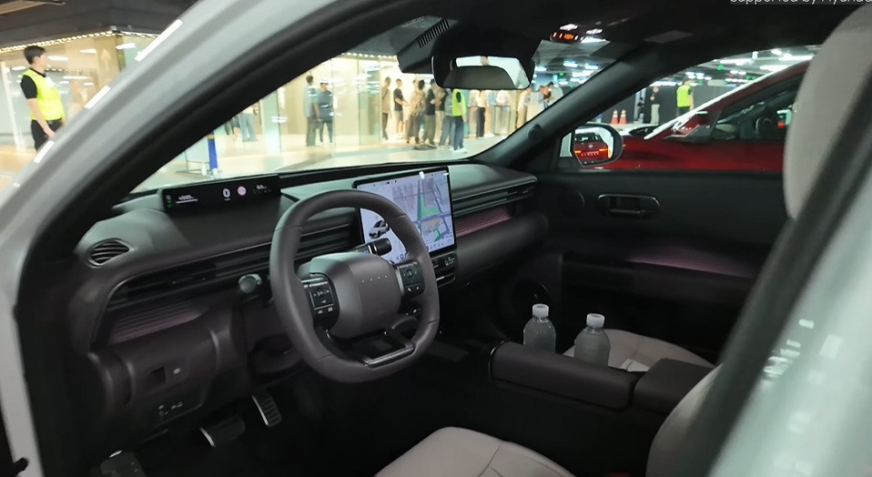 Khoang lái Hyundai Elantra 2027 với màn hình trung tâm cỡ lớn