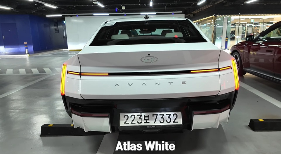 Đuôi xe với dải đèn LED nối liền của Hyundai Elantra 2027