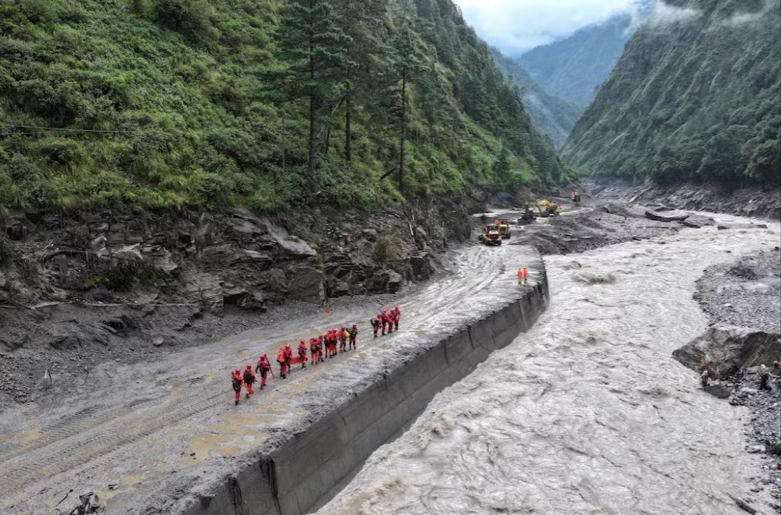 Nepal từ chối các đội cứu hộ nước ngoài sau thảm họa ‘sóng thần trên cạn’ - Ảnh 1.