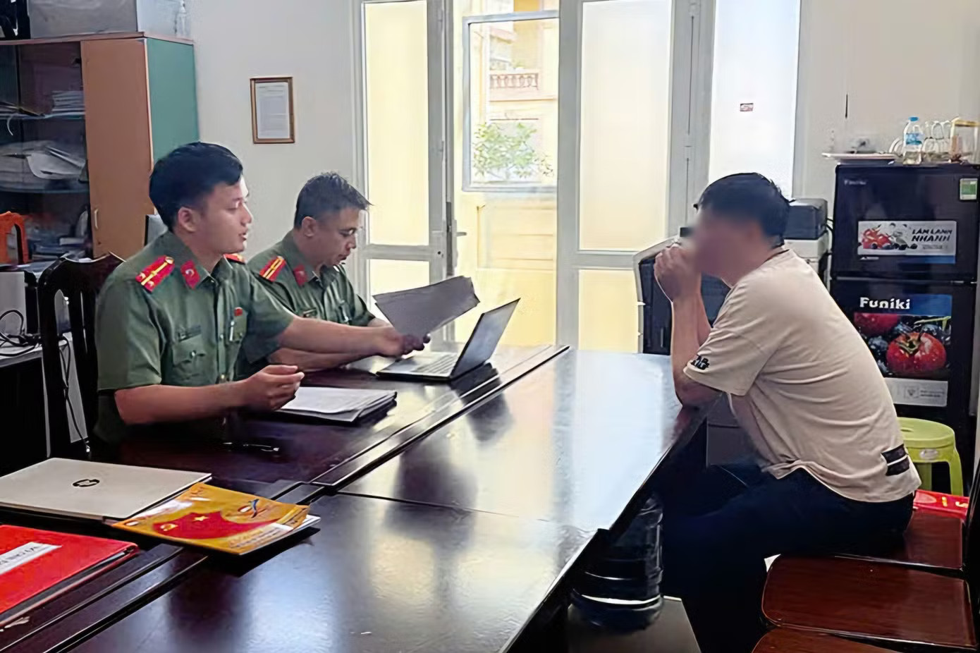 Cơ quan Công an làm việc với ông L. Xử phạt người đăng văn bản giả mạo quyết định khởi tố vụ tai nạn ở đường Nguyễn Huy Tự - Ảnh 1.