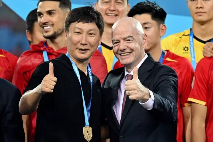 HLV Kim Sang-sik chia sẻ trên báo Hàn: Chủ tịch FIFA muốn tuyển Việt Nam dự World Cup - Ảnh 1.