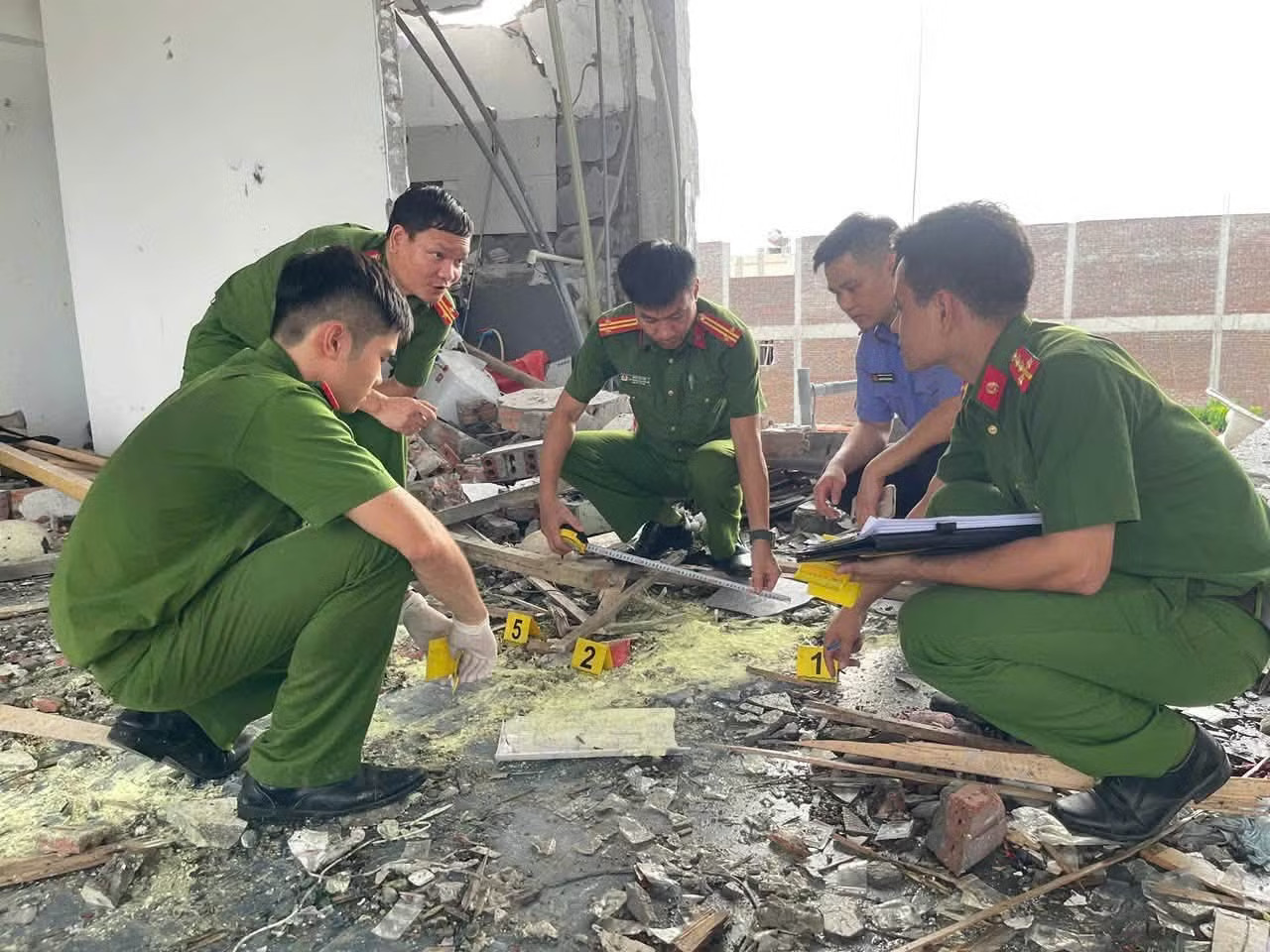 Pháo tự chế nổ sập 3 phòng trọ, 4 người thương vong - Ảnh 2.