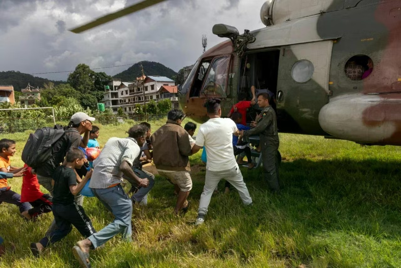 Hậu lũ quét, Nepal chôn cất tập thể hàng trăm nạn nhân chưa rõ danh tính - Ảnh 1.
