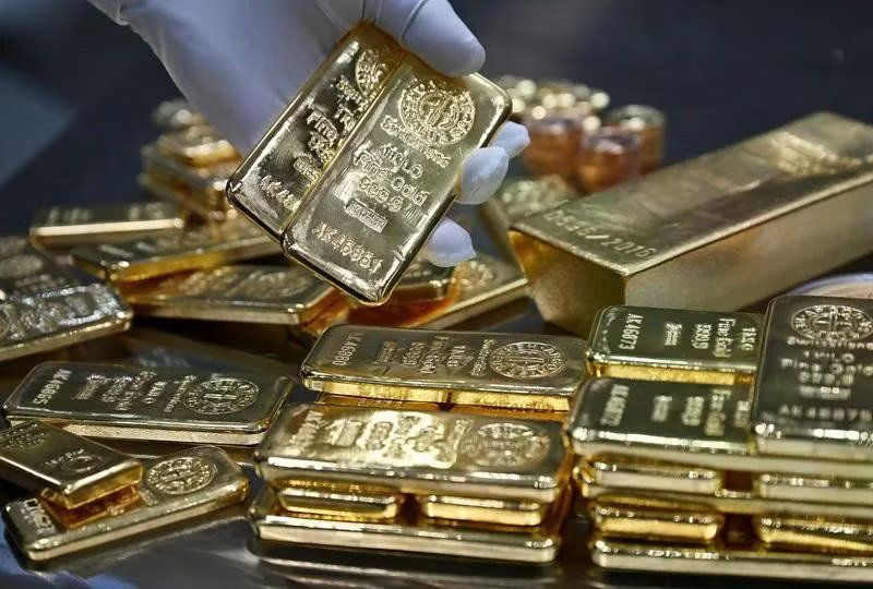 Giá vàng thế giới trải qua một tuần đầy biến động khi giảm mạnh hơn 1% trong phiên cuối tuần. Ảnh: Investing.com. Giọng điệu cứng rắn của Chủ tịch Fed khiến giá vàng lao dốc - Ảnh 1.