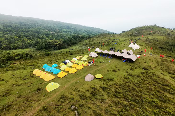 Sau khi chinh phục đỉnh Cao Xiêm, du khách sẽ được trải nghiệm hoạt động Camping qua đêm trên đỉnh núi này.