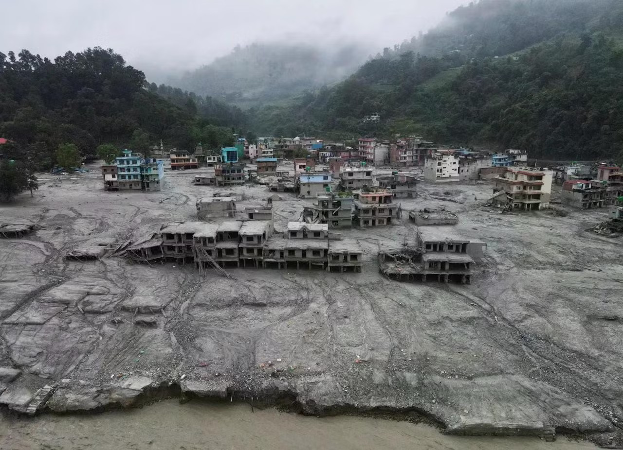 Hậu lũ quét, Nepal chôn cất tập thể hàng trăm nạn nhân chưa rõ danh tính - Ảnh 4.