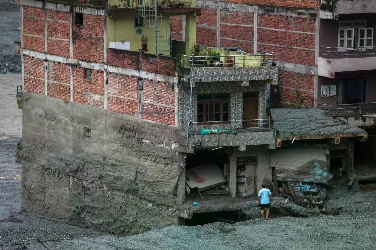 Hậu lũ quét, Nepal chôn cất tập thể hàng trăm nạn nhân chưa rõ danh tính - Ảnh 3.