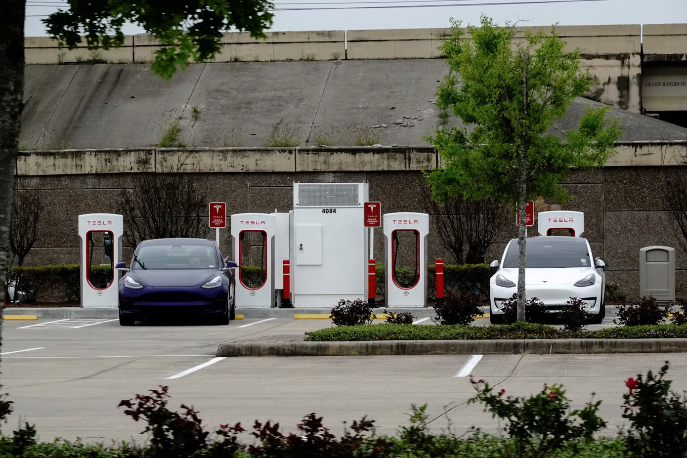 Tesla tiếp tục mở rộng quy mô mạng lưới Supercharger. Ảnh: Reuters Các nước đầu tư mạnh về trạm sạc xe điện - Ảnh 2.
