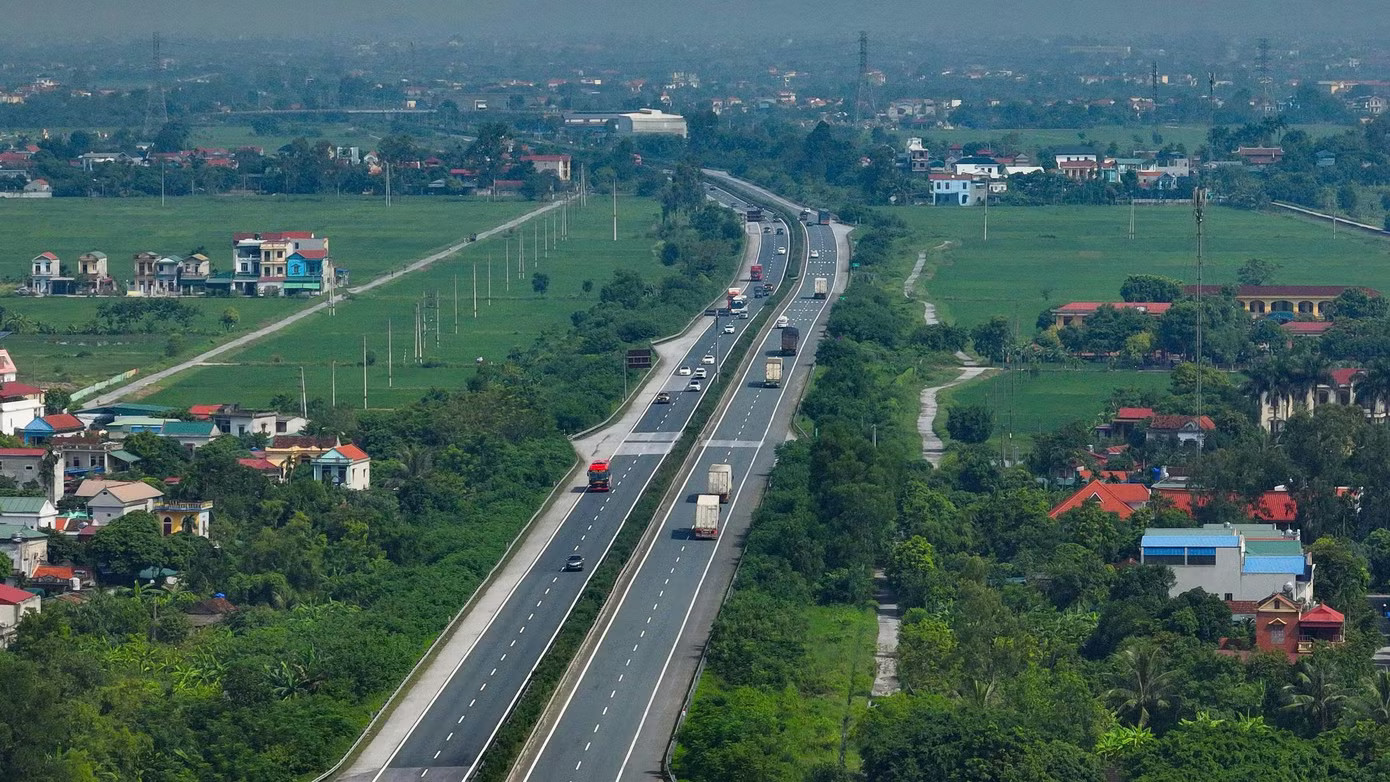 Một số đoạn tuyến cao tốc có 2 làn xe và 1 làn dừng khẩn cấp. Chuyên gia giao thông: Xác định chính xác khoảng cách tương ứng với tốc độ không đơn giản - Ảnh 2.