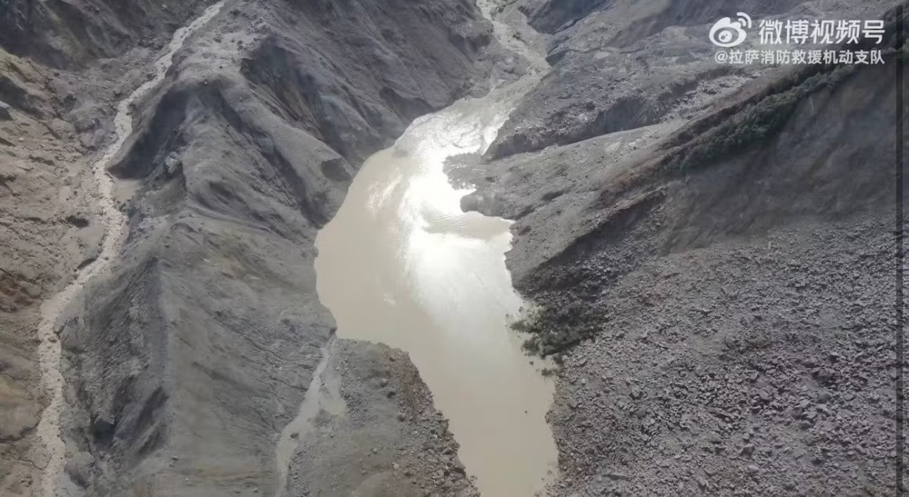 Ấn Độ cảnh giác với hàng ngàn hồ trên núi sau thảm hoạ ở Nepal - Ảnh 1.