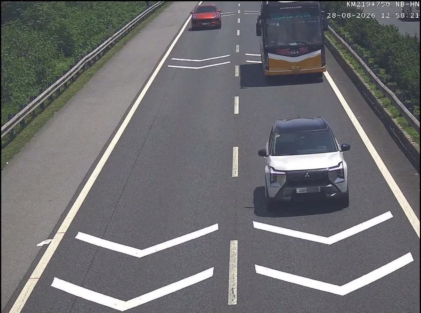 Hành vi không giữ khoảng cách của tài xế xe khách bị xử phạt. Chuyên gia giao thông: Xác định chính xác khoảng cách tương ứng với tốc độ không đơn giản - Ảnh 1.