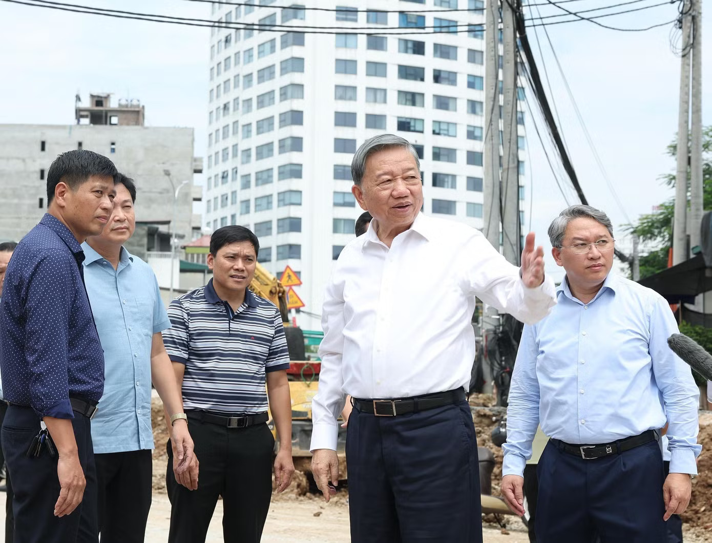 Tổng Bí thư, Chủ tịch nước Tô Lâm kiểm tra thực tế tại Dự án đường Vành đai 1 (đoạn Hoàng Cầu - Voi Phục). Ảnh: TTXVN. Tổng Bí thư, Chủ tịch nước chỉ đạo sớm thông xe toàn tuyến đường Vành đai 1 - Ảnh 1.