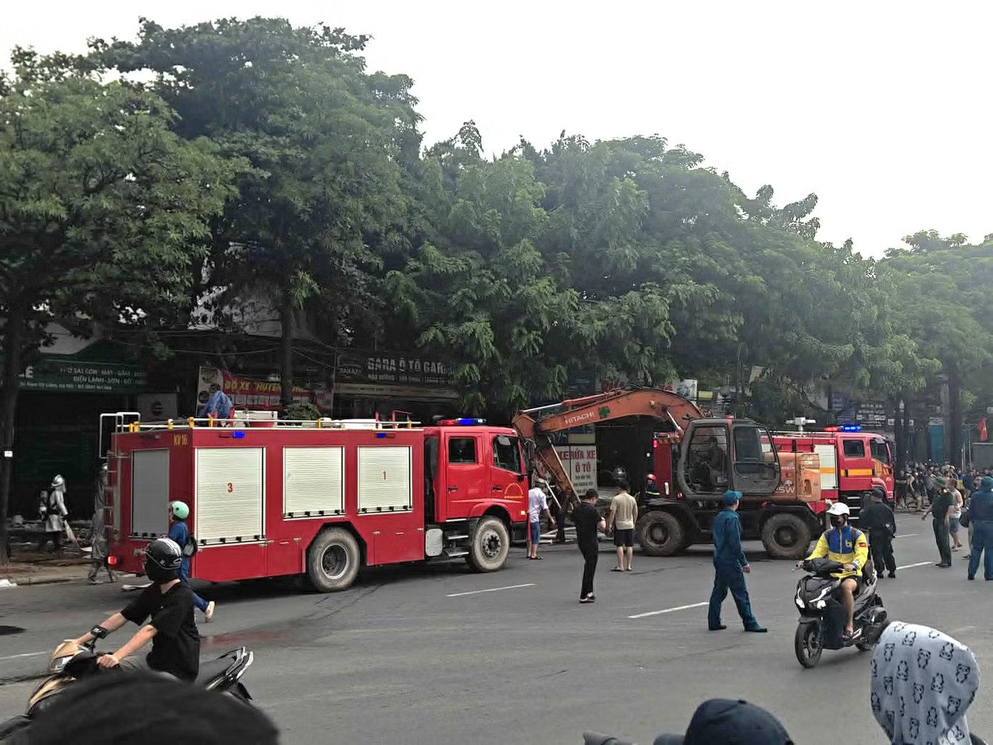 Hà Nội: Cháy nhiều gara ô tô trên đường Lê Quang Đạo - Ảnh 3.