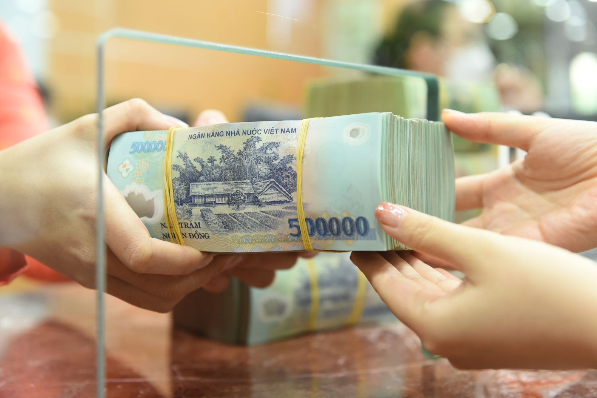 TS. Bùi Ngọc Sơn cho rằng, khi đồng USD tăng giá, Ngân hàng Nhà nước Việt Nam có thể phải cân nhắc điều chỉnh lãi suất