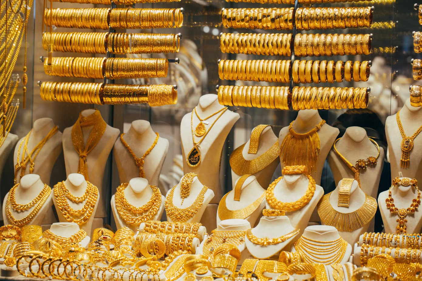 Nhà đầu tư vẫn giữ quan điểm tích cực với vàng. Ảnh: Mining.com Giọng điệu cứng rắn của Chủ tịch Fed khiến giá vàng lao dốc - Ảnh 2.