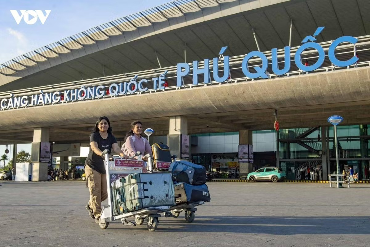 Khách đổ xô đi Phú Quốc dịp 2/9, vì sao giá vé máy bay không cao? - Ảnh 1.