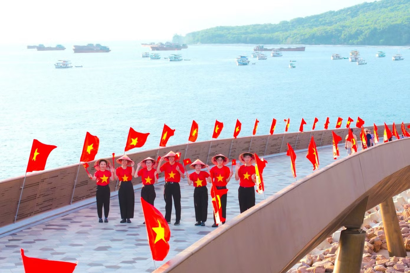 Khách đổ xô đi Phú Quốc dịp 2/9, vì sao giá vé máy bay không cao? - Ảnh 2.