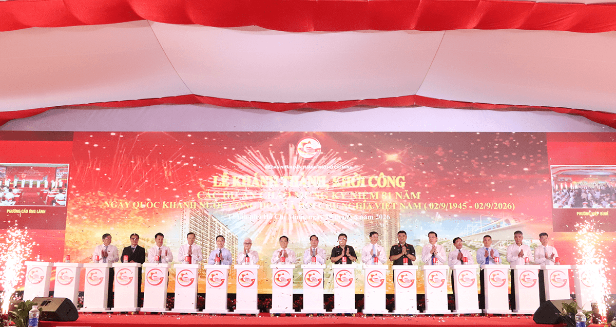 đại biểu bấm nút khánh thành hình 2