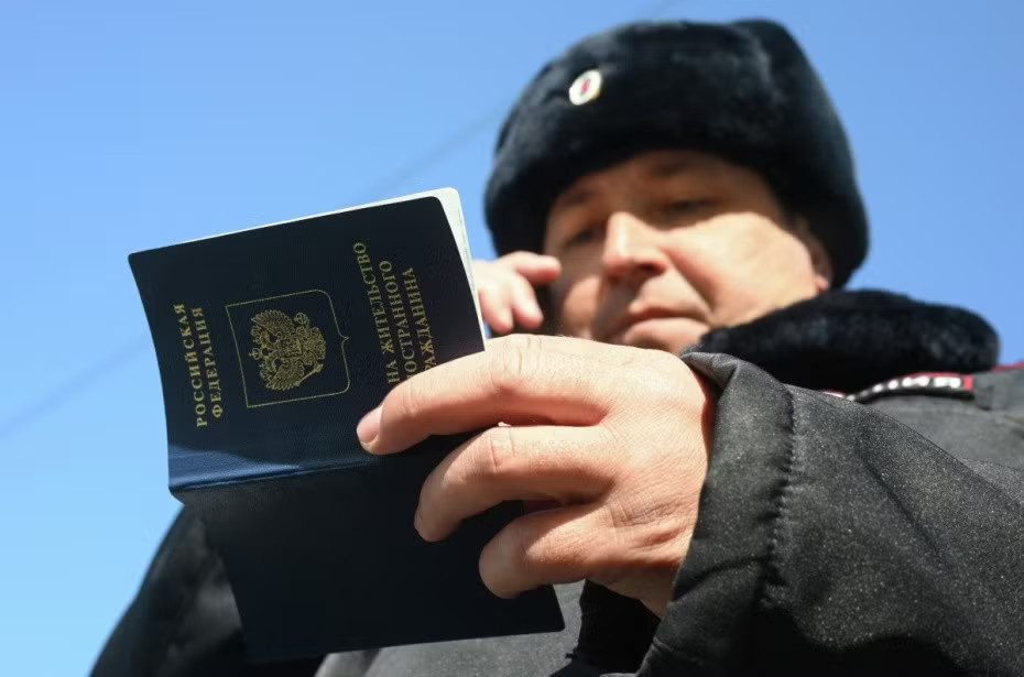 Ông Milonov cho rằng, Nga không nên đóng cửa với người nhập cư nước ngoài. Ảnh: News.ru. Nghị sĩ Nga đề nghị dùng AI để ‘nhử mồi’ tội phạm ấu dâm, xử lý cả người mua dâm, coi phá thai là án tử hình - Ảnh 6.