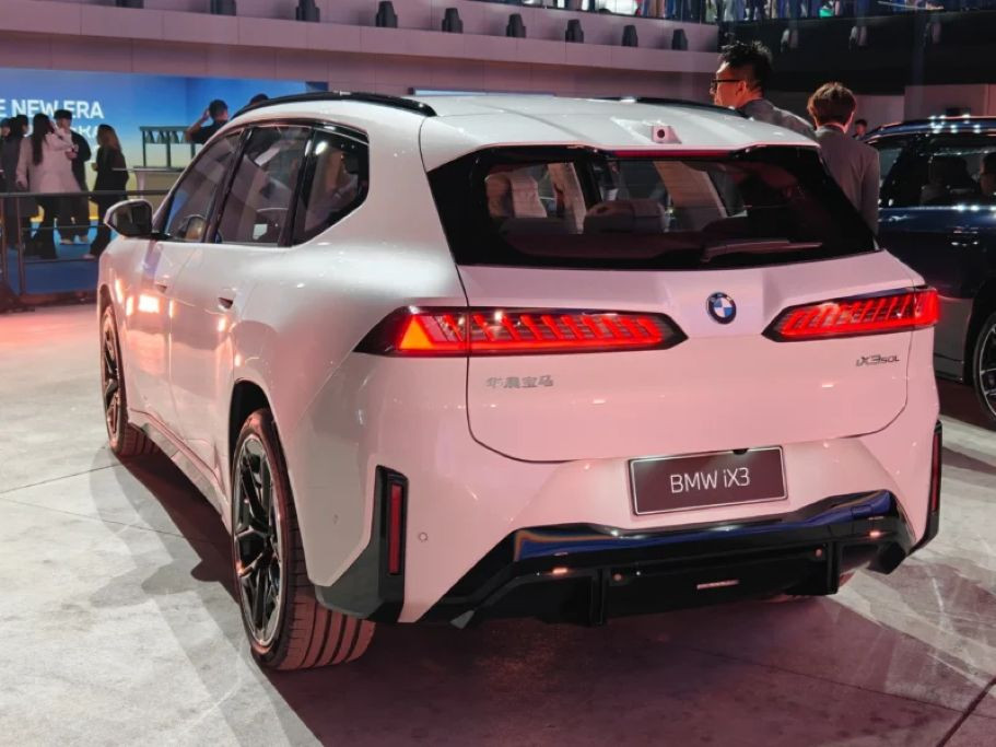 BMW iX3 L nhìn từ phía sau