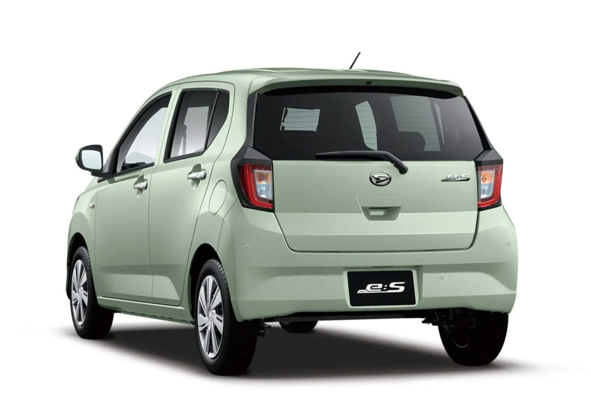 Daihatsu Mira e S 2026 nhìn từ phía sau