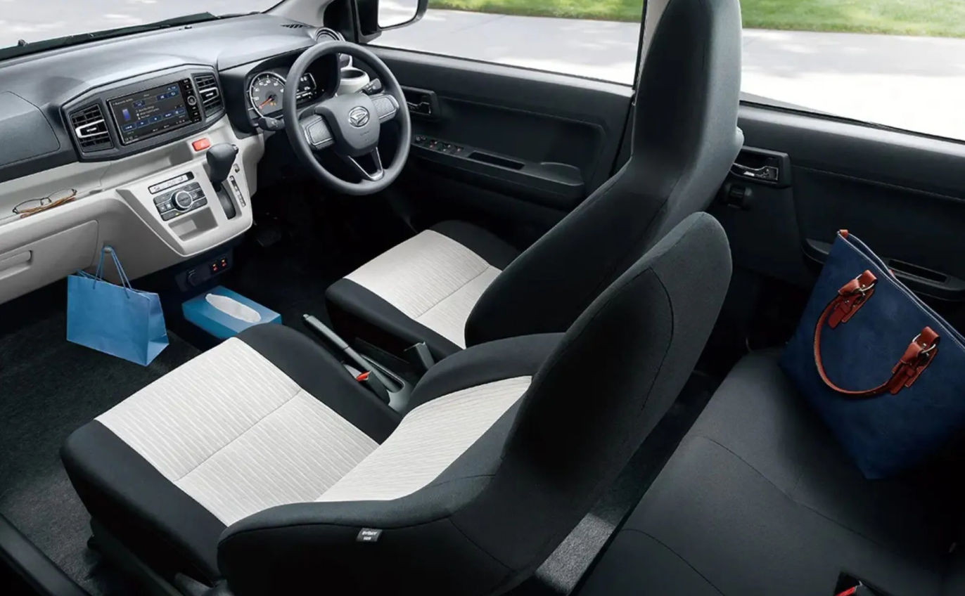 Khoang lái Daihatsu Mira e S 2026