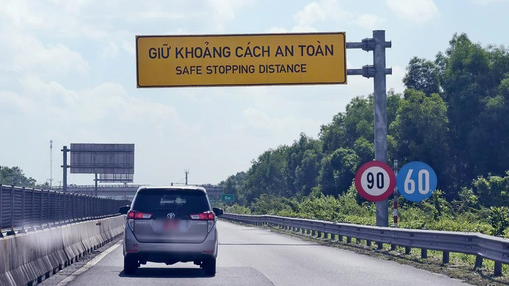 giu-khoang-cach-an-toan-bang-tinh-nang-tren-xe-1.jpg