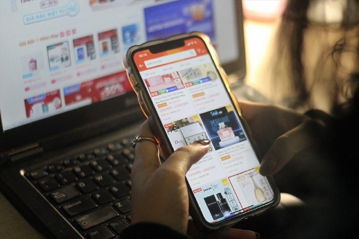 Từ năm 2026, hộ và cá nhân bán hàng online chuyển sang kê khai thuế theo doanh thu thực tế, sàn thương mại điện tử khấu trừ và nộp thuế thay.