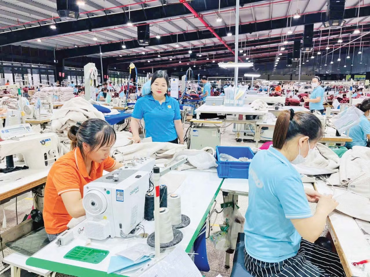 Hoạt động sản xuất tại một doanh nghiệp trên địa bàn tỉnh Lào Cai Lào Cai khơi thông nguồn lực tăng trưởng hai con số - Ảnh 1.
