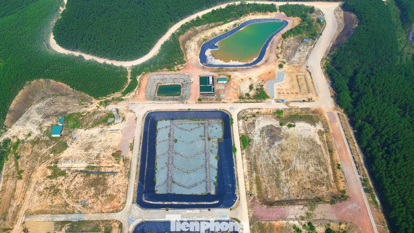 Đến nay, Khu xử lý rác Hương Bình trị giá 86 tỷ đồng vẫn chưa thể đưa vào sử dụng. Diễn biến mới vụ sai phạm liên quan bãi rác khiến giám đốc dự án bị khởi tố - Ảnh 2.