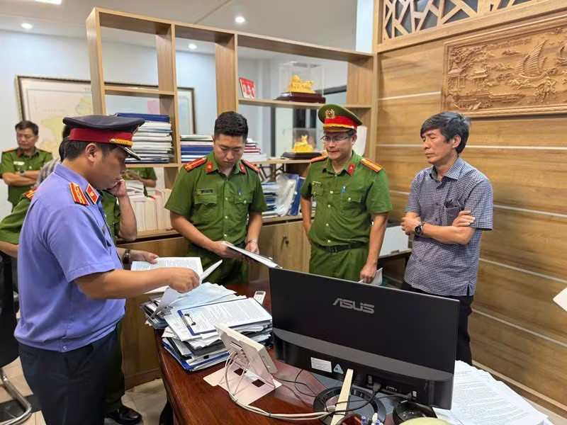 Ông Hà Xuân Hậu (bìa phải) - Giám đốc Ban QLDA Đầu tư xây dựng và Phát triển đô thị TP. Huế, bị khởi tố liên quan sai phạm tại dự án xử lý rác Hương Bình. Diễn biến mới vụ sai phạm liên quan bãi rác khiến giám đốc dự án bị khởi tố - Ảnh 3.