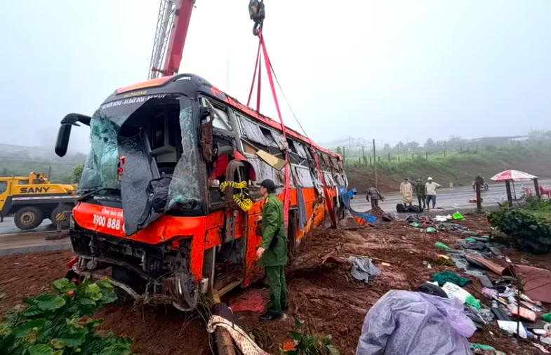 Thông tin mới nhất vụ lật xe khách làm nhiều người thương vong ở Gia Lai - Ảnh 1.