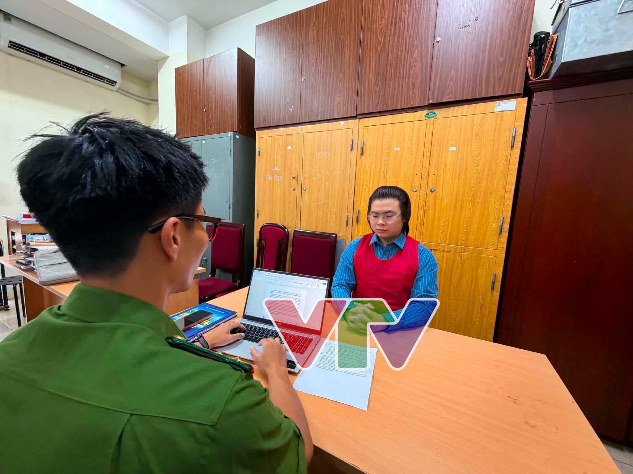 Phạm Tuấn tại cơ quan công an. Ảnh: VTV
