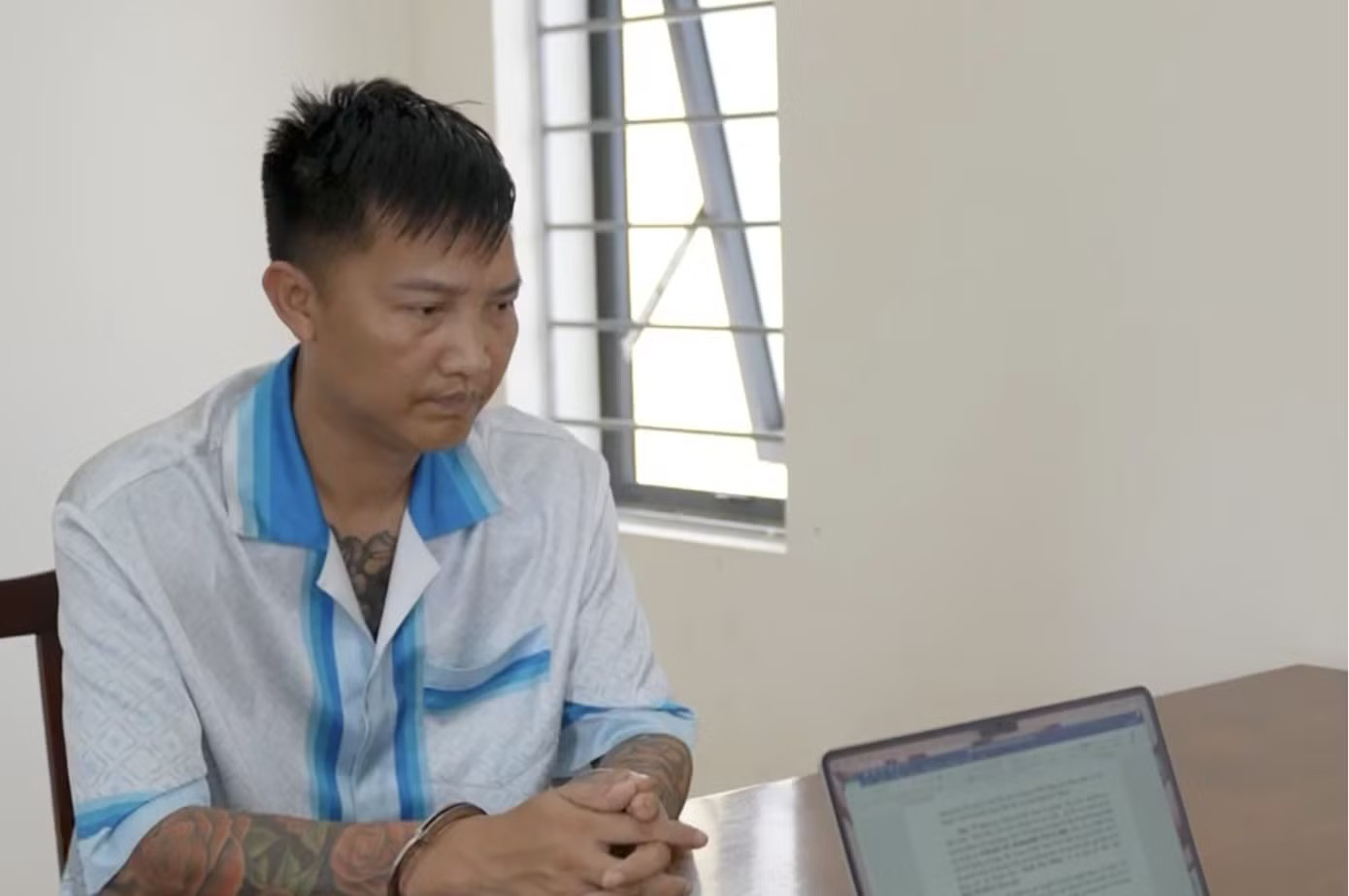 Bùi Xuân Huấn tại cơ quan công an. Ảnh: VTV