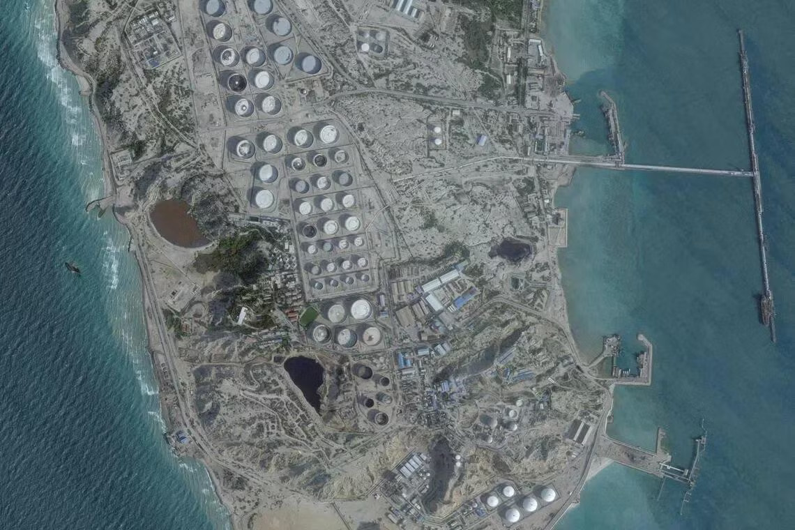 Đảo Kharg - Trung tâm xuất khẩu dầu mỏ của Iran. Ảnh: Reuters Iran lên tiếng sau tuyên bố tấn công đảo Kharg của ông Trump - Ảnh 1.