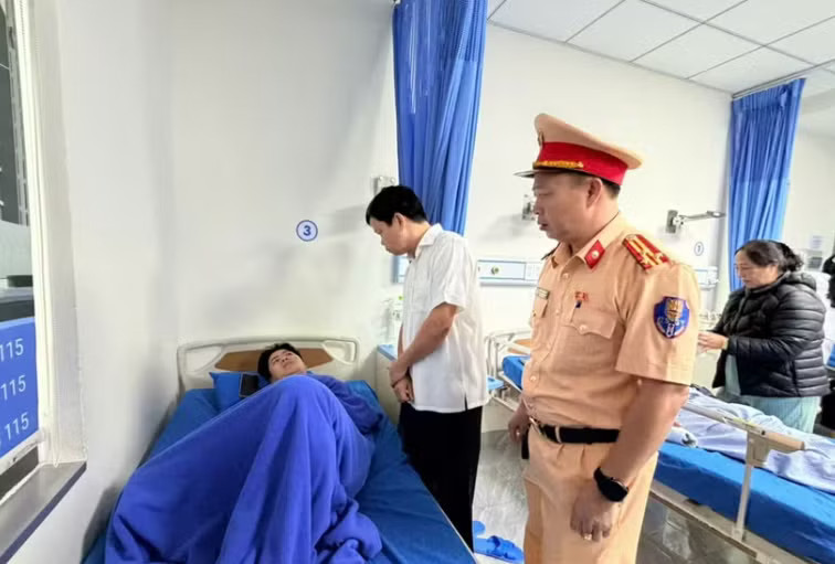 Thông tin mới nhất vụ lật xe khách làm nhiều người thương vong ở Gia Lai - Ảnh 5.