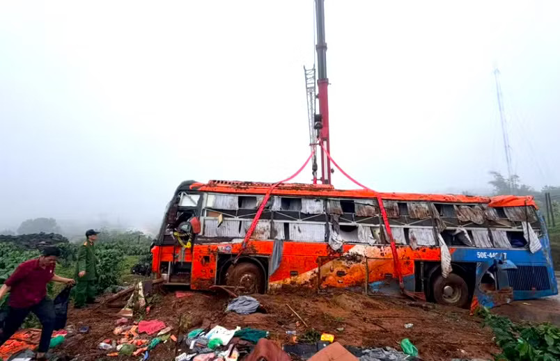 Thông tin mới nhất vụ lật xe khách làm nhiều người thương vong ở Gia Lai - Ảnh 2.