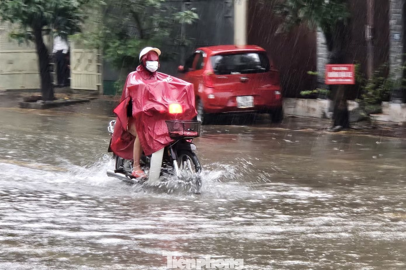Miền Trung đón mưa lớn trong hôm nay Mưa lớn bao trùm miền Trung - Ảnh 1.
