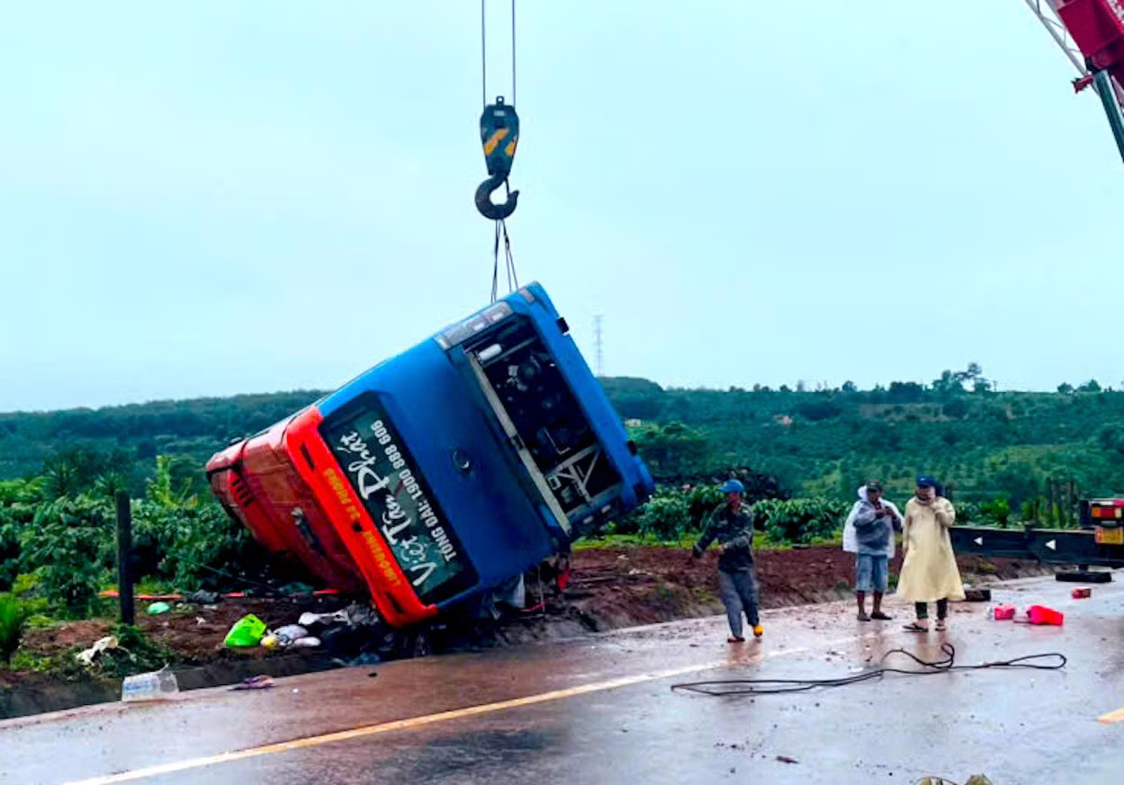 Hiện trường vụ tai nạn. Tạm giữ hình sự tài xế vụ lật xe khách ít nhất 4 người chết - Ảnh 1.