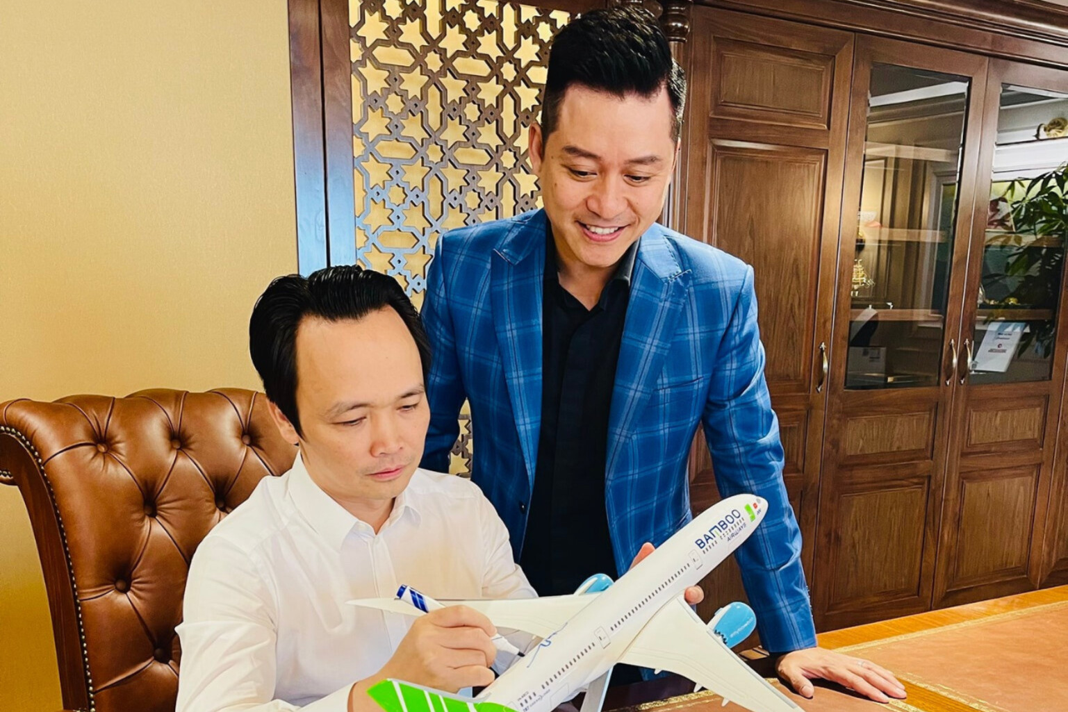 Ca sĩ Tuấn Hưng bất ngờ gọi tên ông Trịnh Văn Quyết giữa lúc Bamboo Airways chật vật