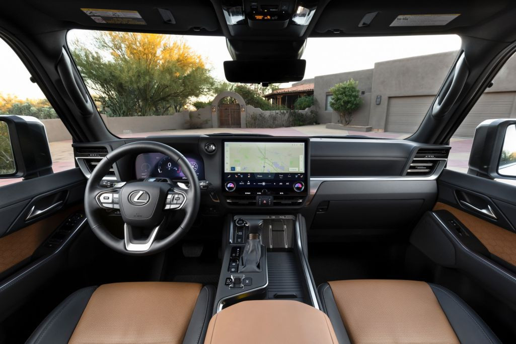 Khoang lái Lexus GX550