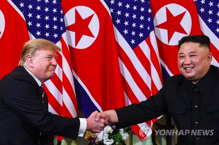 Tổng thống Mỹ Donald Trump và Chủ tịch Triều Tiên Kim Jong Un trong cuộc gặp năm 2019. (Ảnh: Yonhap) Tình báo Hàn Quốc thấy dấu hiệu Triều Tiên và Mỹ sắp nối lại đối thoại - Ảnh 1.