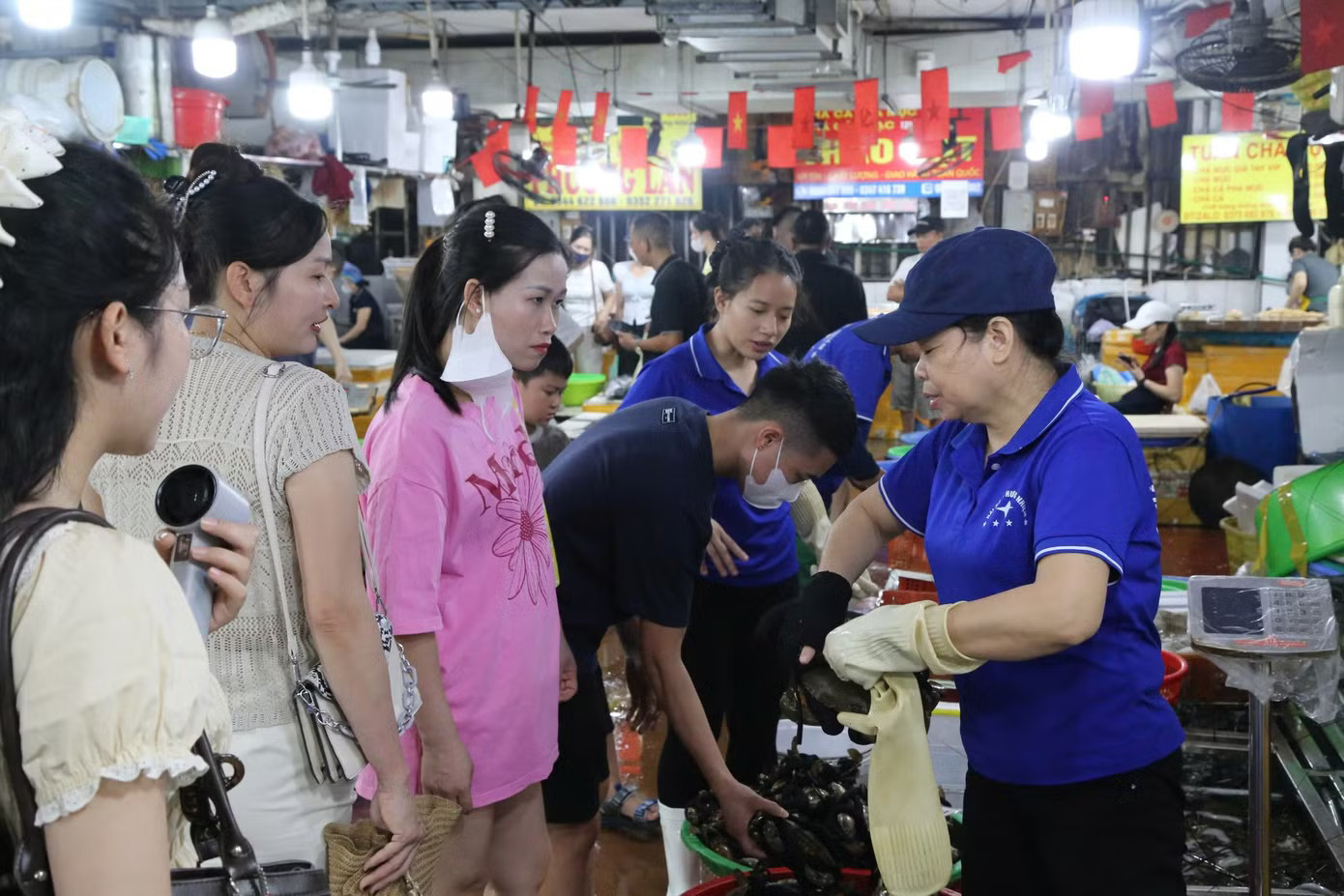 Du khách chen chân đi chợ mua hải sản Quảng Ninh - Ảnh 1.