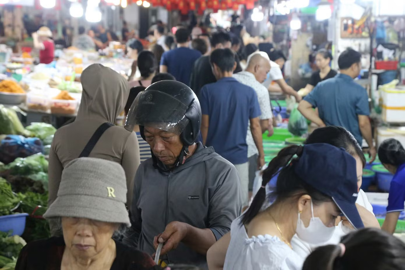Du khách chen chân đi chợ mua hải sản Quảng Ninh - Ảnh 11.