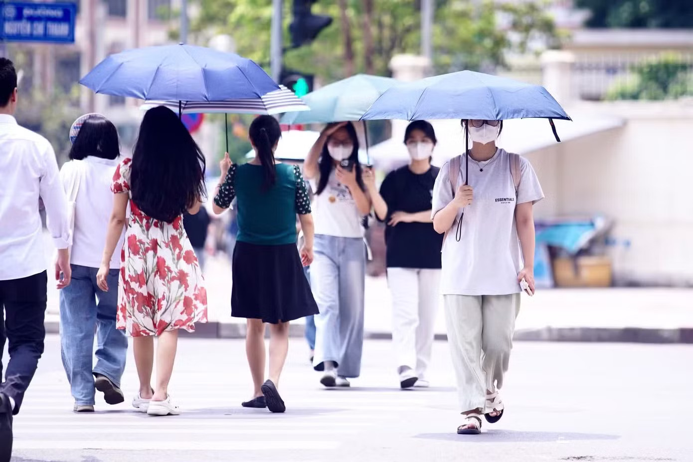 Miền Bắc oi nóng trong hôm nay (1/9). Biển Đông có bão số 5, miền Bắc nóng như đổ lửa - Ảnh 2.