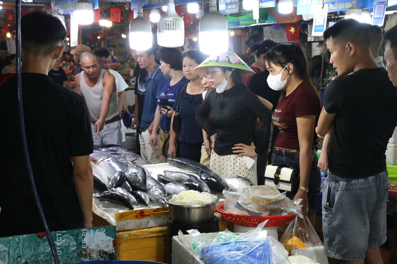 Du khách chen chân đi chợ mua hải sản Quảng Ninh - Ảnh 6.